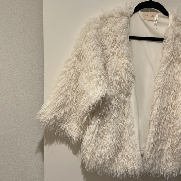 Srenchi white faux fur 3/4 length jacket. Size large - Picture 2 of 6